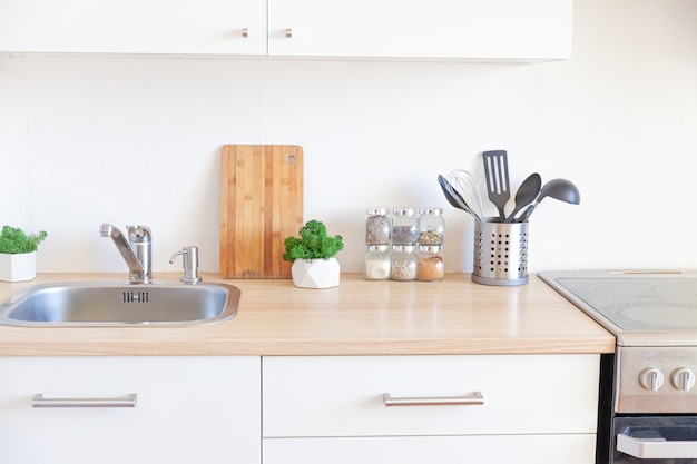 Cuisine minimaliste classique scandinave avec des détails blancs et en bois