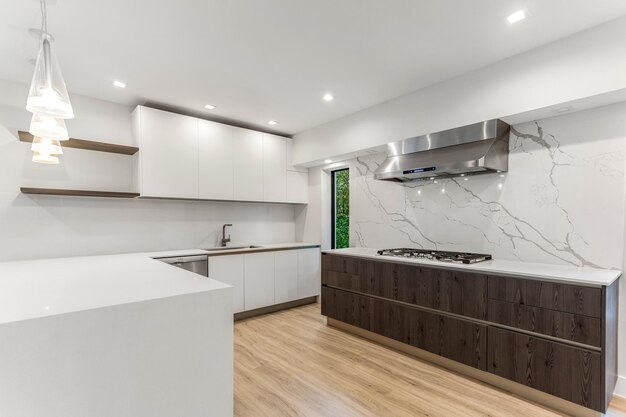 Photo cuisine moderne architecturale développement de la conception comptoir de cuisine plancher en bois