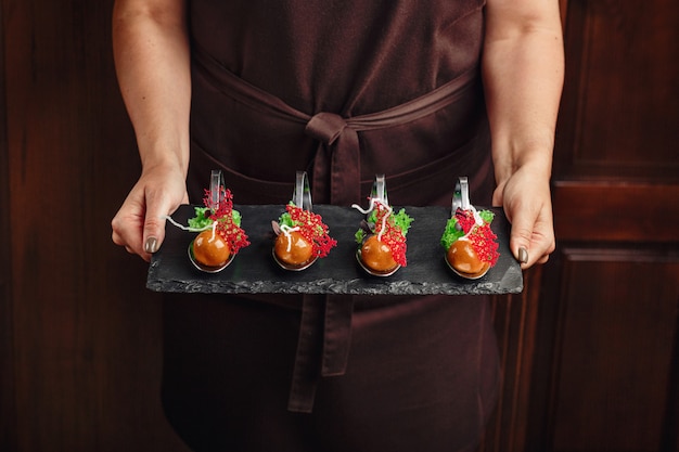 Cuisine moderne moléculaire canard galantine sur pierre tient dans les mains