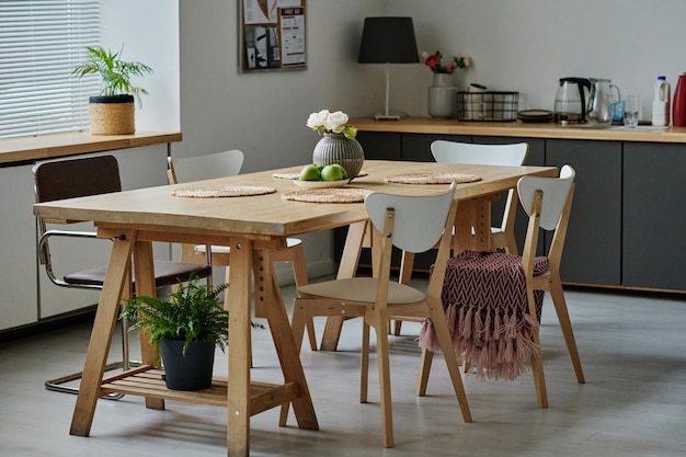 Cuisine moderne avec table à manger