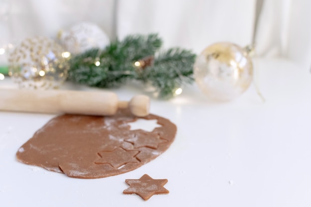 Cuisine de Noël - mise au point sélective de la pâte à biscuits au pain d'épices faite maison