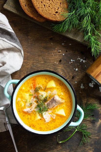 Cuisine norvégienne Soupe à la crème et au saumon sur une table en bois rustique Vue de dessus Espace de copie