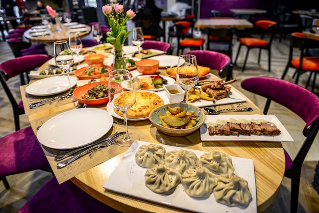 Cuisine Et Nourriture Géorgienne Traditionnelle - Khinkali, Chahokhbili, Phali, Lobio Et Sauces Locales