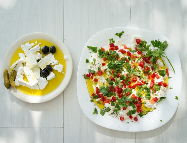 Cuisine organique d&#39;été préparant la nourriture avec les ingrédients végétaux et le fromage crémeux