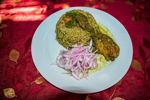 Cuisine péruvienne ARROZ CON POLLO, le produit gastronomique le plus populaire et représentatif du Pérou