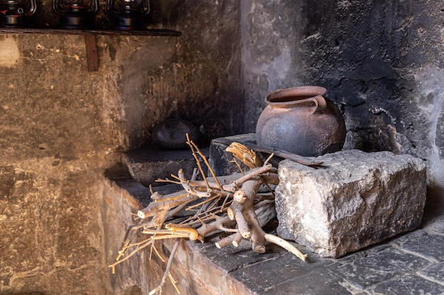 Cuisine en pierre sombre à l'ancienne