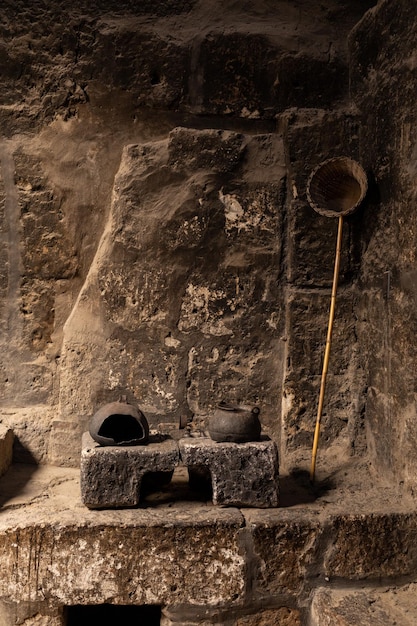 Cuisine en pierre sombre à l'ancienne