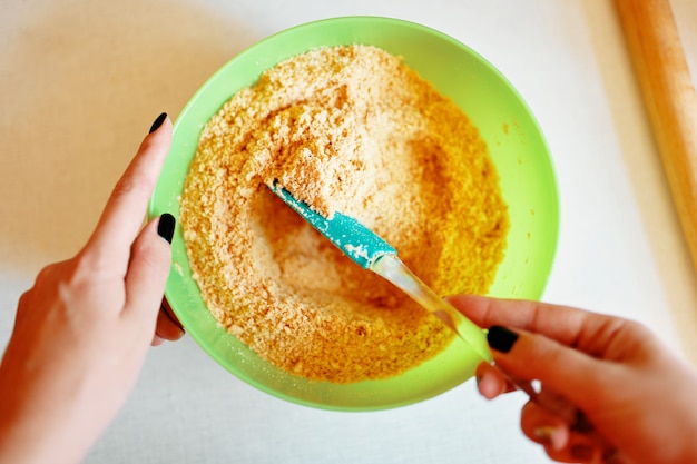 Cuisine. Préparation de la pâte dans un bol.