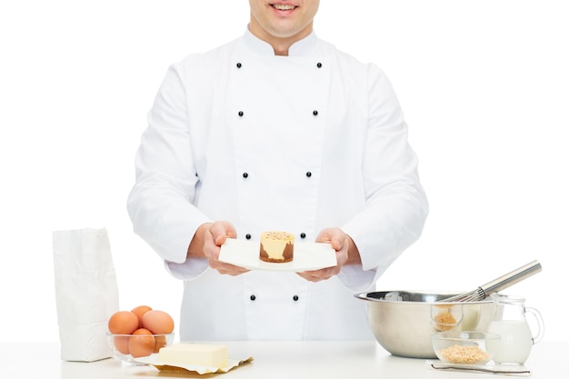 cuisine, profession, haute cuisine, concept de nourriture et de personnes - gros plan d'un chef masculin heureux cuisinier dessert de cuisson