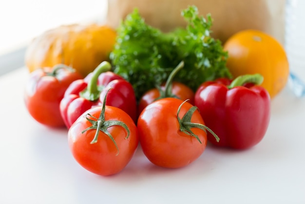 cuisine, régime alimentaire, nourriture végétarienne et concept d'alimentation saine - gros plan de légumes frais mûrs juteux et de légumes verts sur la table de la cuisine à la maison