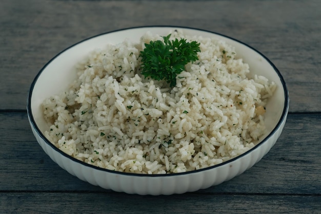 Cuisine de riz Persley avec fond en bois gris