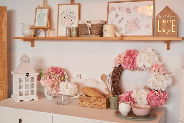 Cuisine rose. Studio. Intérieur des combles. Étagères et déco printanière dans la chambre. Location et livraison de logements. Auberge et hôtel. Saint Valentin, fête des mères.