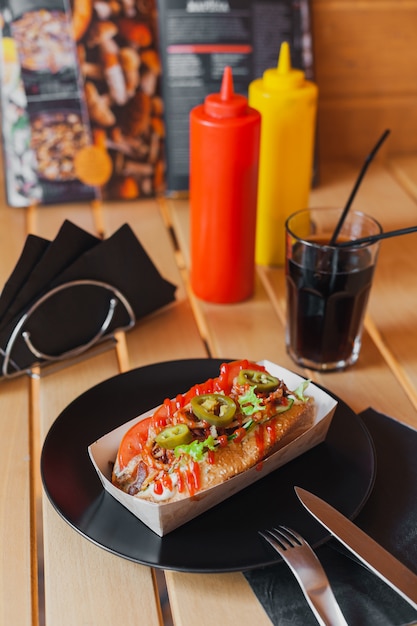 Cuisine de rue sur une table en bois