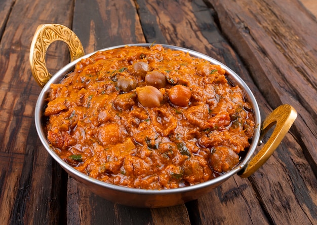 Cuisine saine indienne Chana Masala sur fond de bois