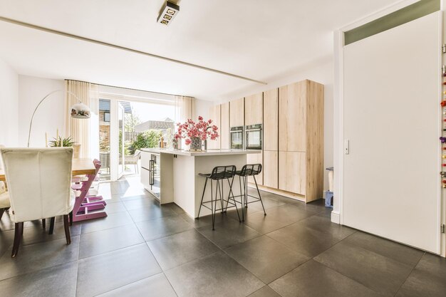 Cuisine et salle à manger dans un appartement moderne