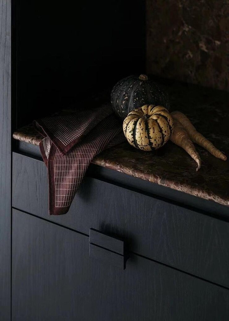 Cuisine sombre avec un décor d'automne