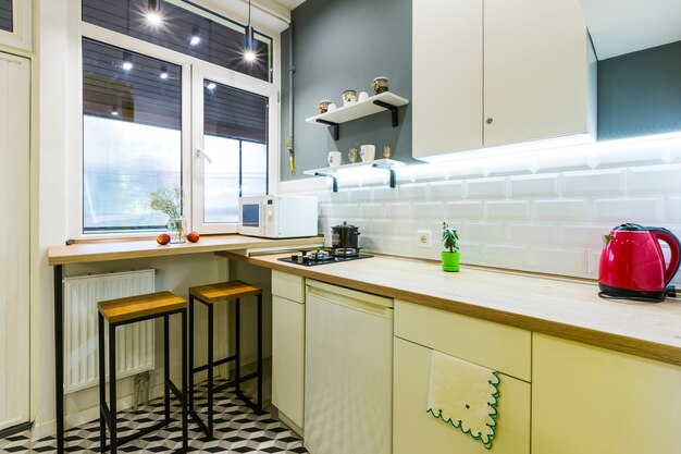 Cuisine De Style Loft Moderne Avec Portes Intérieures Jaunes