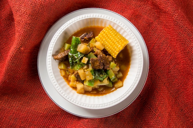 Cuisine sud-américaine: soupe Puchero avec gros plan de pois chiches dans un pot sur la table.