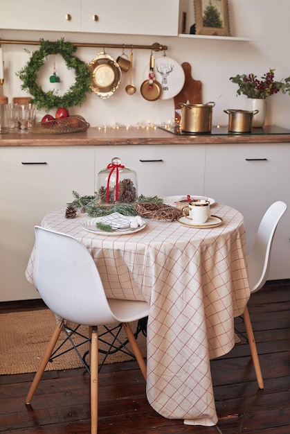 Cuisine et table de Noël. Fond d'arbre de Noël décor rouge, vert et blanc. Célébration du nouvel an. Joyeux Noel et bonne année.