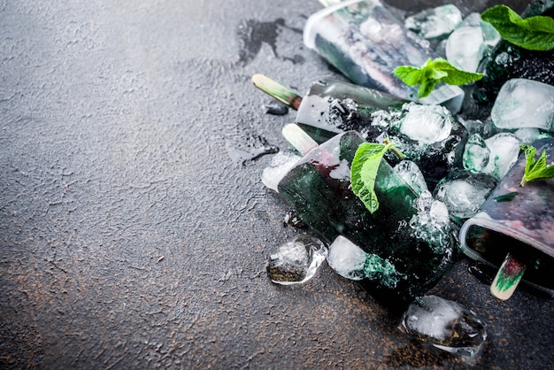 Cuisine tendance, desserts végétaliens asiatiques, sucettes glacées faites maison avec spiruline d'algues