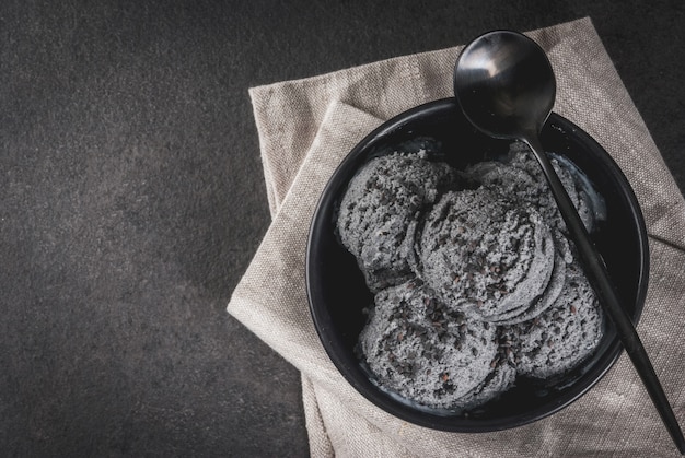 Cuisine tendance. Glace noire au sésame noir, dans un bol noir