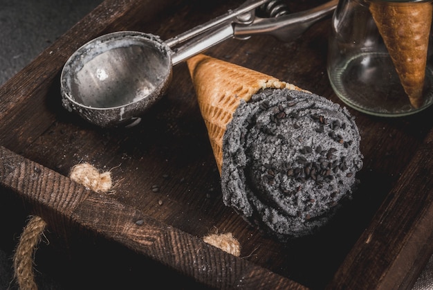 Cuisine tendance. Glace noire au sésame noir