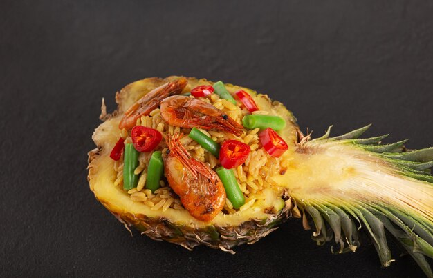 Cuisine thaïlandaise d'ananas farci sur fond noir