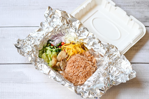 Cuisine thaïlandaise sur boîte avec papier d'aluminium emballage alimentaire riz à emporter mélangé avec de la pâte de crevettes riz frit sur boxrice assaisonné avec de la pâte de crevettes recette riz épices à base de plantes