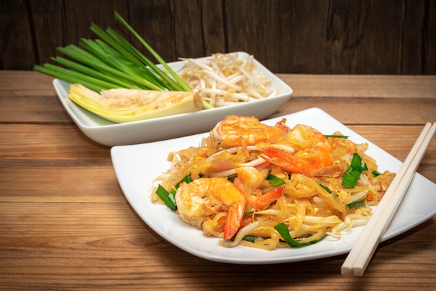 Cuisine thaïlandaise célèbre appelée pad thai sur une plaque blanche