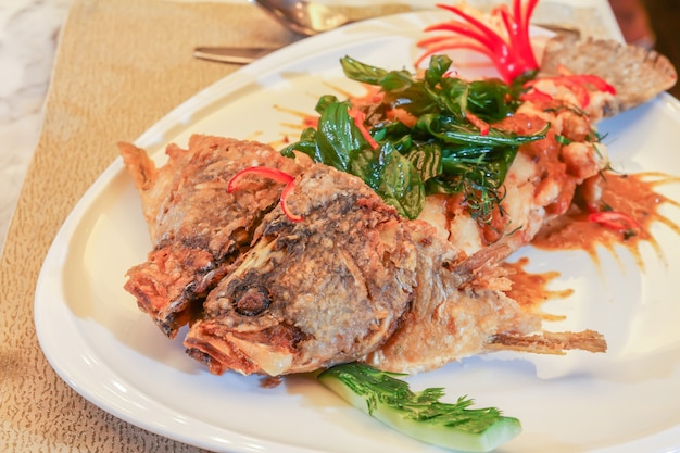 Cuisine thaïlandaise poisson frit très bon goût.