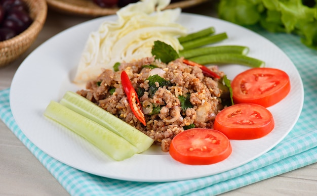 Cuisine thaïlandaise, porc épicé au piment et à la menthe