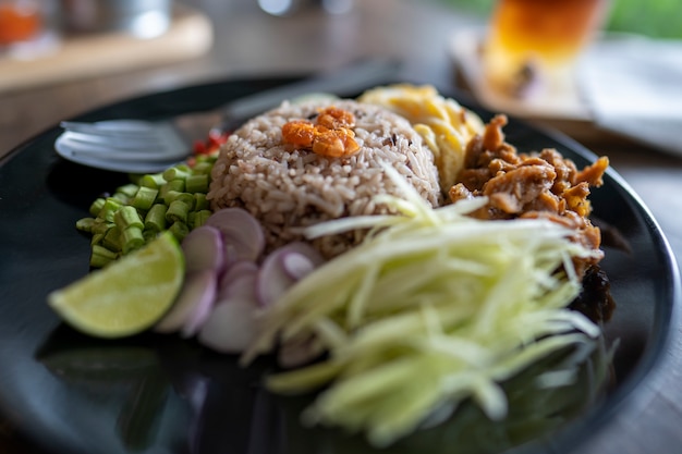 Cuisine thaïlandaise, riz assaisonné de pâte de crevettes, khaao khlook gabpi