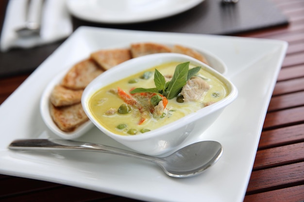 Cuisine thaïlandaise , Soupe au curry vert avec roti