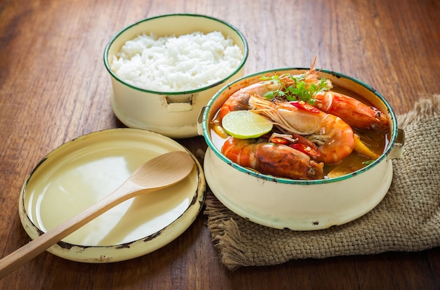 Cuisine thaïlandaise, soupe épicée de crevettes de rivière ou tom yum goong sur table en bois