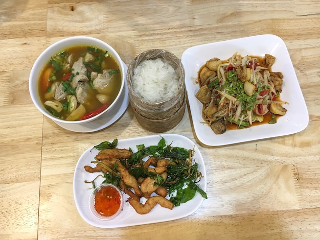 Cuisine thaïlandaise sur la table