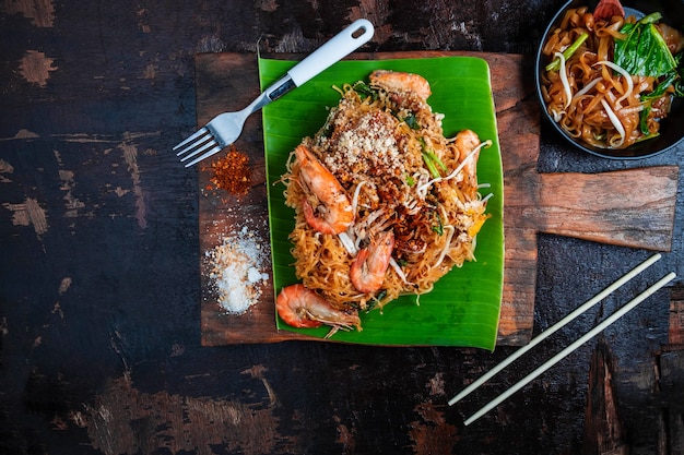 Cuisine thaïlandaise Thai Fried Noodles sur une table en bois