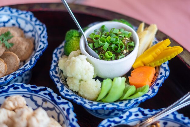 Cuisine thaïlandaise traditionnelle sur plateau en bambou ou cuisine locale de Khan Toke dans le nord de la Thaïlande