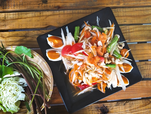 Photo cuisine thaïlandaise traditionnelle, salade de papaye à l'œuf salé, somtum thai)