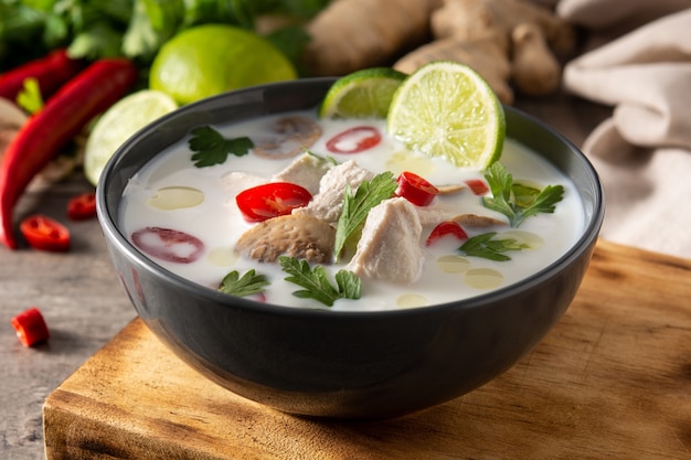 Cuisine thaïlandaise traditionnelle Tom Kha Gai dans un bol