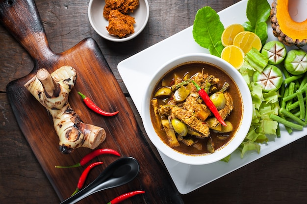 La cuisine thaïlandaise: Les viscères du poisson maquereau piquent du curry épicé chaud ou des soupes aigre d&#39;organes de poisson.