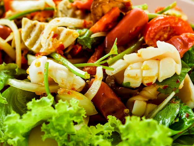 Cuisine thaïlandaise Yum salade de fruits de mer épicée