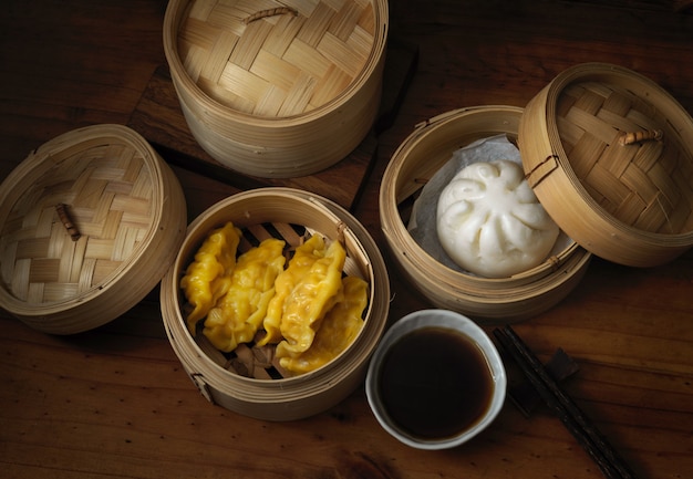 Cuisine traditionnelle chinoise, boulettes cuites à la vapeur servant sur seamer bambou sur table en bois