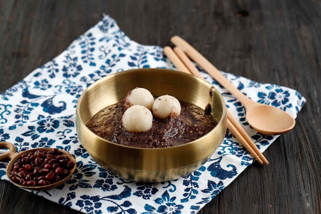 Cuisine Traditionnelle Coréenne Bouillie De Haricots Rouges Avec Gâteau De Riz, Populaire Comme Patjuk Dongji