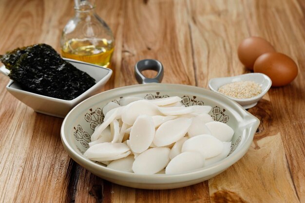 Cuisine traditionnelle coréenne. Que manger pour le nouvel an. Tteok-Guk. Ingrédients pour la soupe au gâteau de riz. Tranche de gâteau de riz.