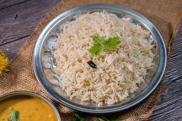 Photo la cuisine traditionnelle de daal chawal préférée du pakistan en inde, au pakistan et au bangladesh