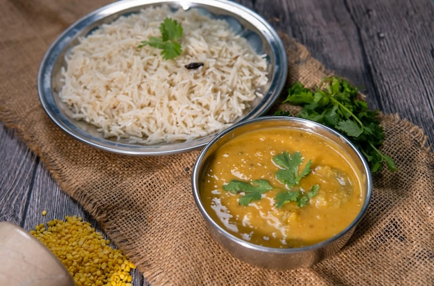 Photo la cuisine traditionnelle de daal chawal préférée du pakistan en inde, au pakistan et au bangladesh