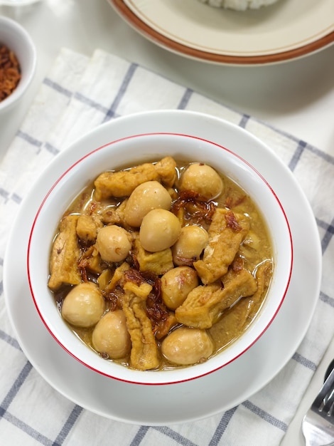 Cuisine traditionnelle indonésienne : Semur Tahu Telur Puyuh ou tofu sucré aux œufs de caille