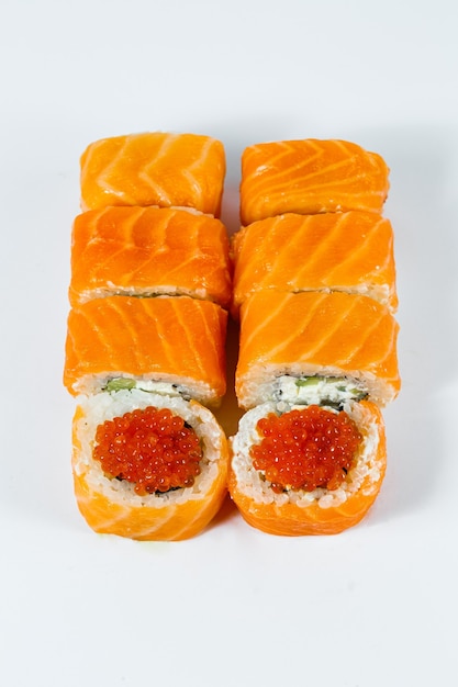 Cuisine traditionnelle japonaise. Rouleaux de sushi classiques au saumon frais et fromage à la crème et caviar