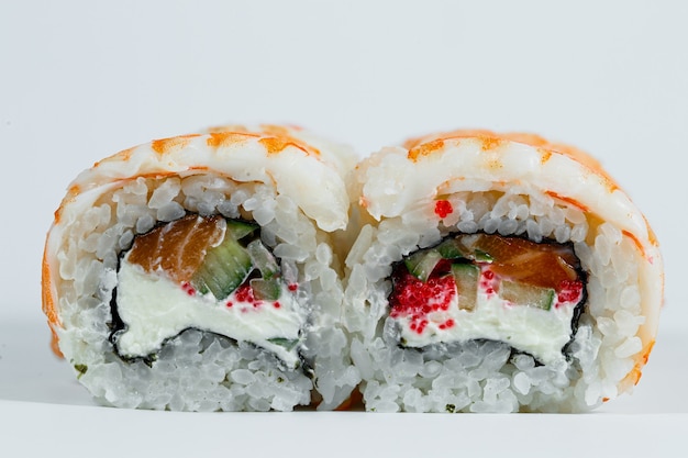 Cuisine traditionnelle japonaise. Rouleaux de sushi classiques aux crevettes fraîches et fromage à la crème et caviar