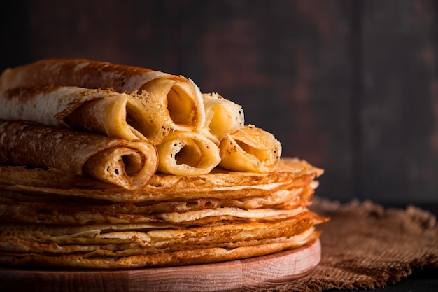 Cuisine traditionnelle russe fines crêpes Une pile de crêpes sur un fond de bois brun foncé